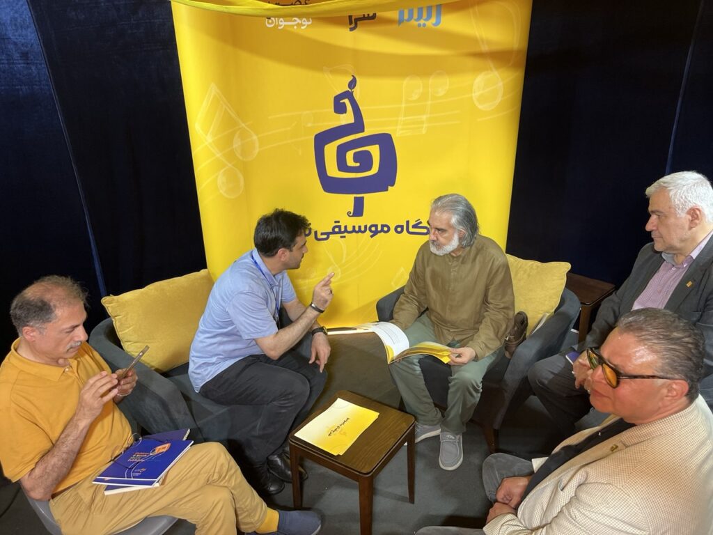 بازدید بابک رضایی از غرفه باشگاه موسیقی نوجوان