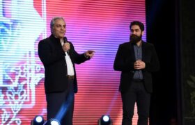 حضور «مهران مدیری» در کنسرت علی زندوکیلی؛ همخوانی «کوه قاف» در برج میلاد