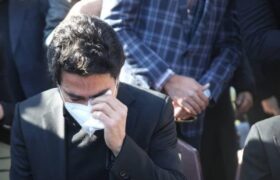 همایون شجریان در سوگ مادر نشست؛ وداعی تلخ