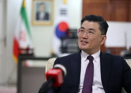 آوازخوانی سفیر کره جنوبی با فاضل جمشیدی در نمایشگاه مشترک ایران و کره