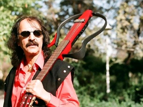 کوروش یغمایی با انتشار آلبوم «پلاک ۴۴» از دنیای موسیقی خداحافظی میکند