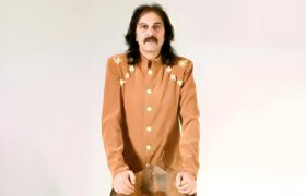 برای دلجویی، دیر است… یادداشتی درباره «آخرین» آلبوم کورش یغمایی