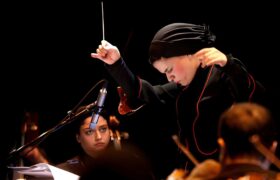 کنسرت «ناقوس زمان» در تالار وحدت؛ گفت‌وگوی سازها با رهبری پانیذ فریوسفی