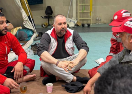 حضور سهراب ام جی در جمع نیروهای هلال احمر؛ تداوم حمایت هنرمندان از امدادگران