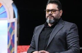 غلامرضا صنعتگر قطعه زنگ پرواز را به فرشتگان میناب تقدیم کرد