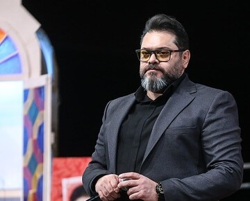 غلامرضا صنعتگر قطعه زنگ پرواز را به فرشتگان میناب تقدیم کرد