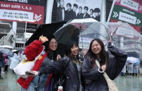 بازگشت تاریخی بی تی اس؛ آغاز تور جهانی یک میلیارد دلاری زیر باران